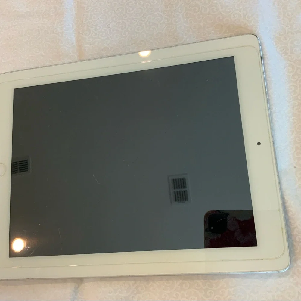Apple iPad A1458 16GB White/Silver iOS 10.3.3 WiFi